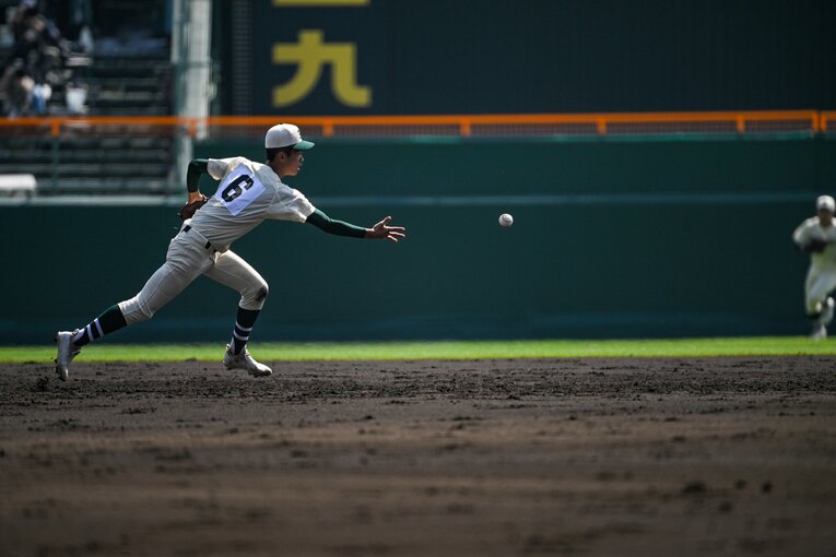 準優勝に輝いた昨年のセンバツで竹内颯平（報徳学園→神戸学院大）が見せた好守　©Nanae Suzuki