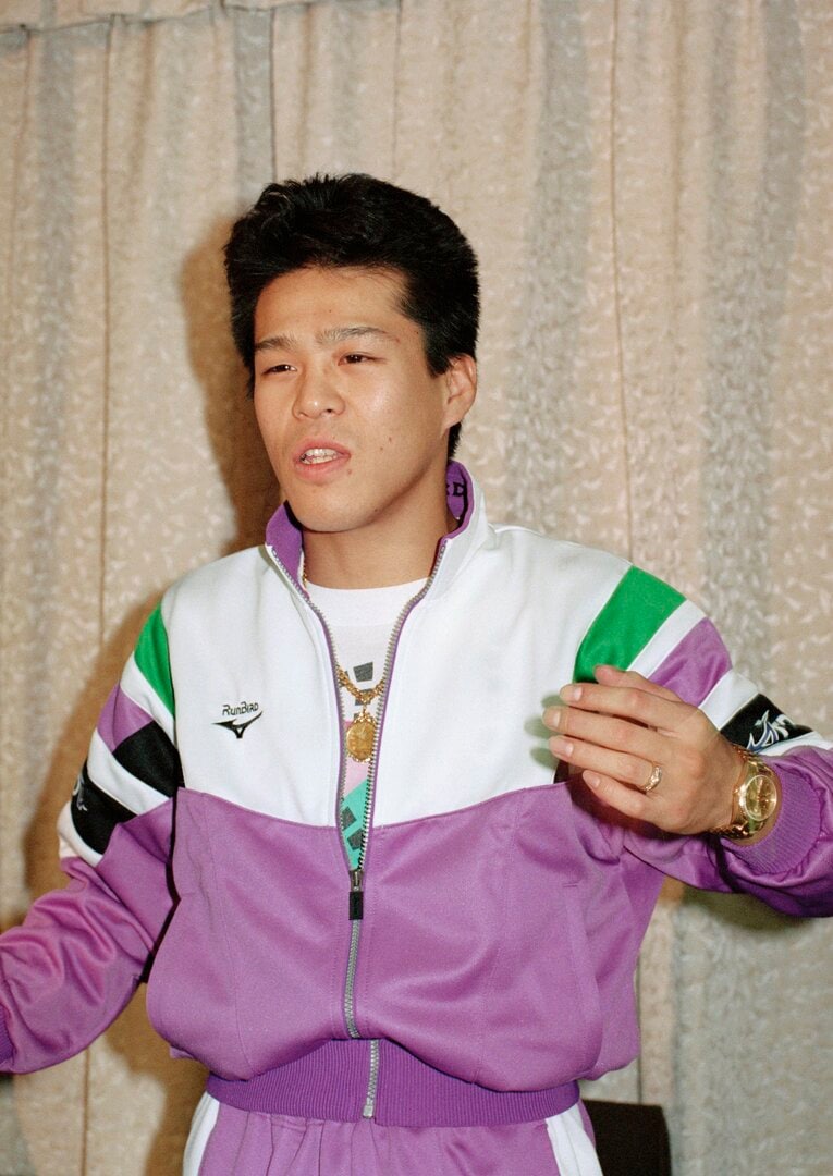 1993年10月、網膜剝離の手術後に退院会見を行う辰吉　©JIJI PRESS