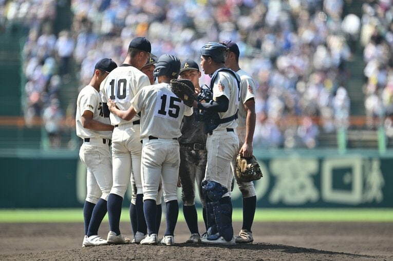マウンドに集まる神村学園ナイン　©Hideki Sugiyama