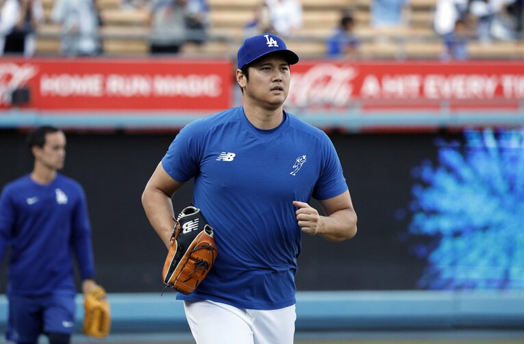 偉業達成翌日、投球練習を行った　©Getty Images