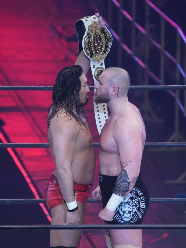 リング上でフェイスオフする辻陽太とゲイブ・キッド　©Essei Hara