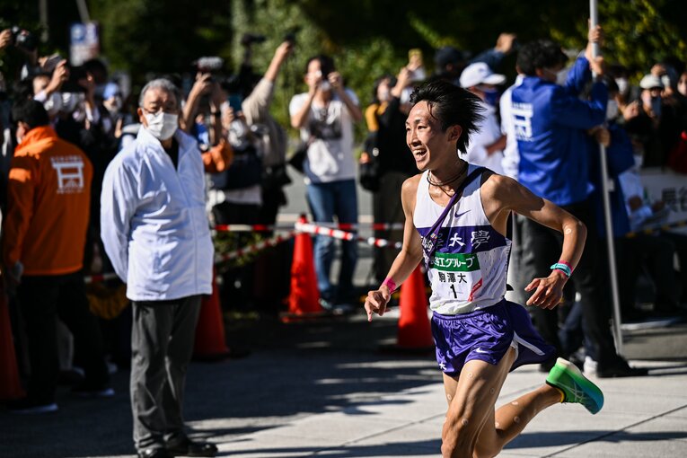 ゴールした花尾はチームメイトのもとへ向かう　©Nanae Suzuki