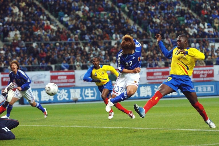 日本代表で最も印象に残っていると語るのが2006年エクアドル戦のゴール。三都主アレサンドロのクロスボールにピンポイントで合わせた　©︎Jinten Sawada/AFLO