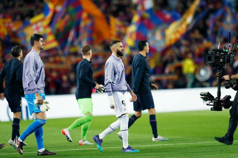 「バルサがメッシ退団後初のリーガ制覇」間近なクラシコの“喜びと憎しみ、一瞬のリスペクト”を撮った「18歳ガビが倒れたレアルDFを…」(9)