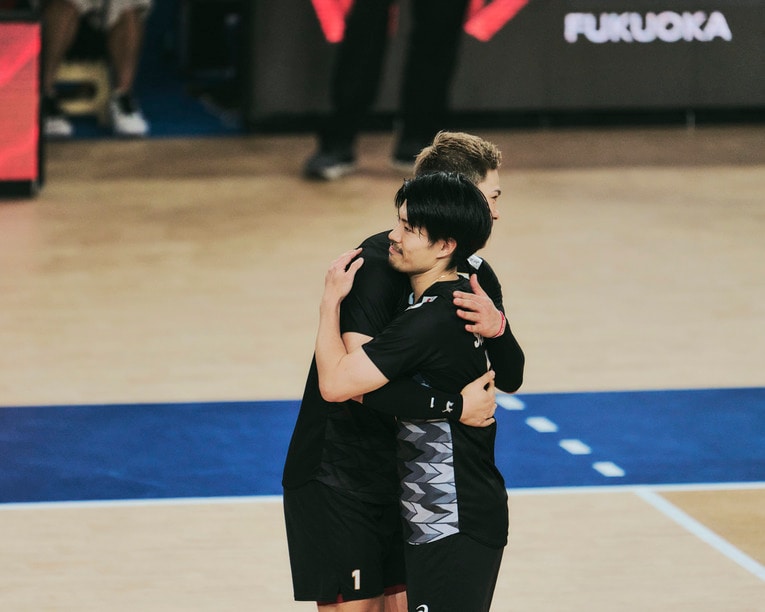 西田有志と関田誠大のハグ（VNLスロベニア戦）©︎Yuki Suenaga