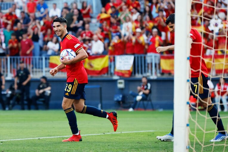 “日本代表が狙うべきスペインの急所”はどこ？ ブスケッツやアセンシオ健在、17歳ガビ急成長で分厚すぎる選手層だが…〈撮影者の証言〉(24)