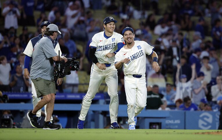 勝利後の大谷とバーンズ　©Getty Images