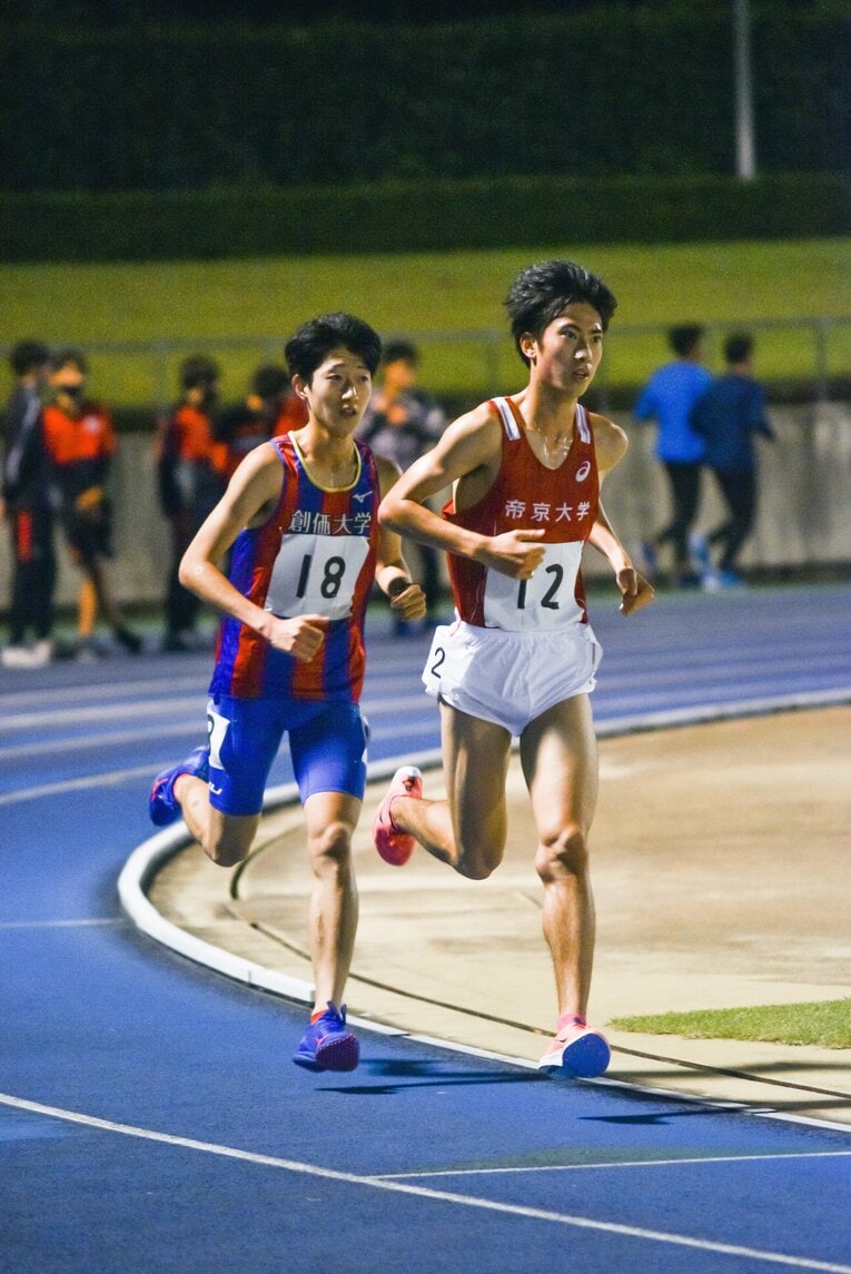 昨年10月の多摩川5大学対校長距離競技会での鈴木（左）　©Satoshi Wada