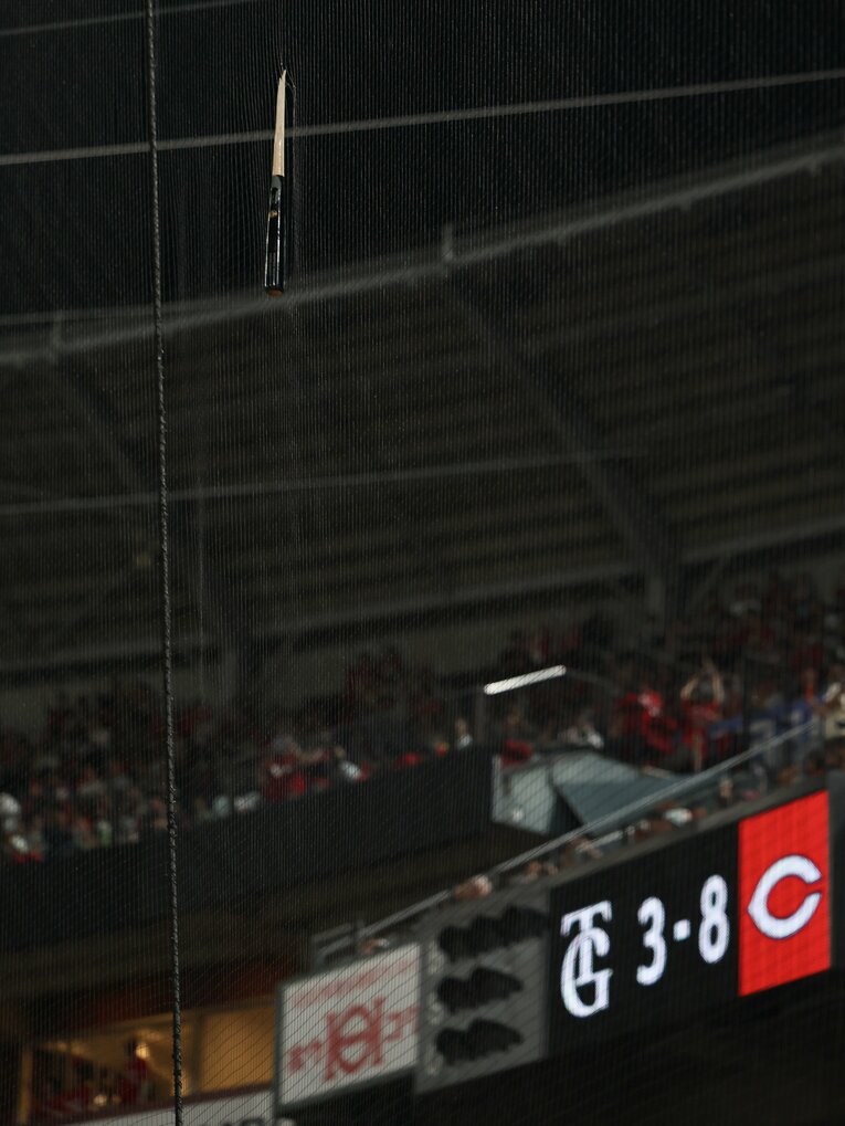 巨人・リチャードの折れたバットがネットに引っかかるハプニング。もしネットがなければと想像すると恐ろしい（マツダスタジアム）　©JIJI PRESS