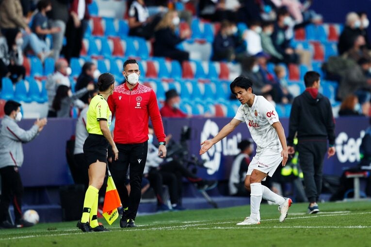 敵地の少年ファンから「KUBO！」と声が飛ぶ人気の中… 久保建英が“万全でなくても”フル出場で頼られた理由〈撮影者の視点〉(35)