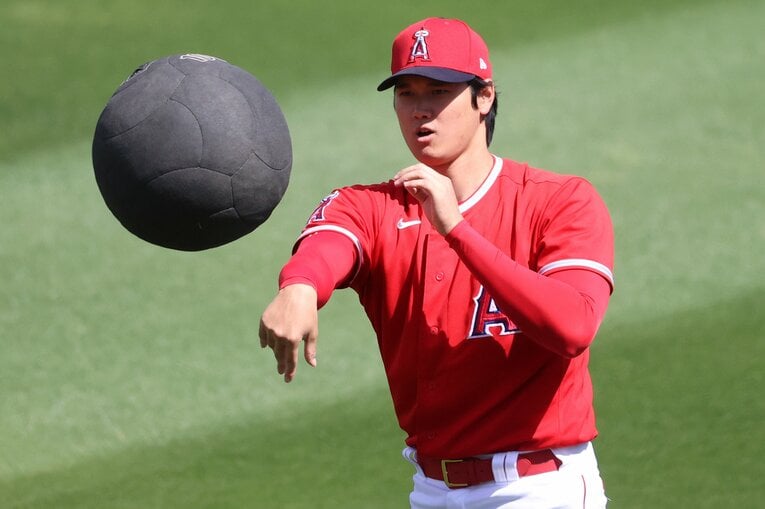 メディシンボールを使った大谷のトレーニング（写真は2021年）　©Getty Images