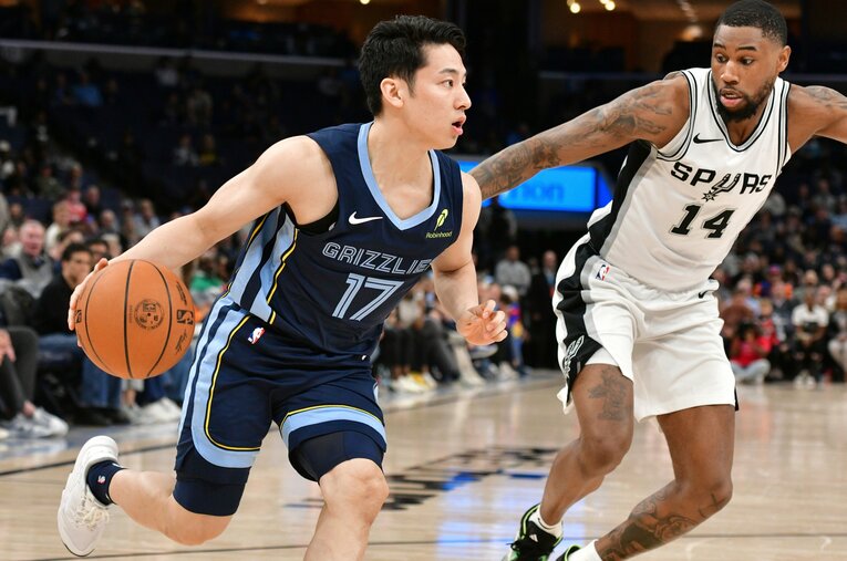 河村勇輝（23歳）のここまでの歩みを、グリズリーズの番記者はどう評価しているのだろうか ／ photograph by AP/AFLO