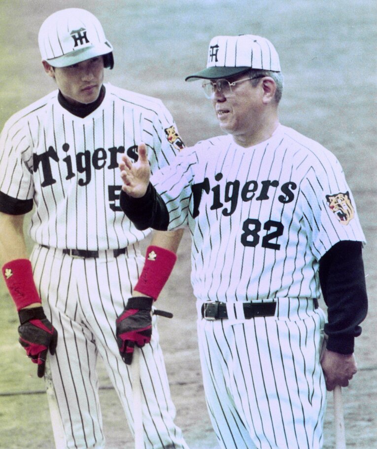 タイガース時代の恩師、野村監督と新庄の貴重なツーショット　©︎JIJI PRESS