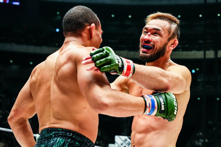 試合を終え互いを称え合った扇久保とドッドソン　©RIZIN FF Susumu Nagao