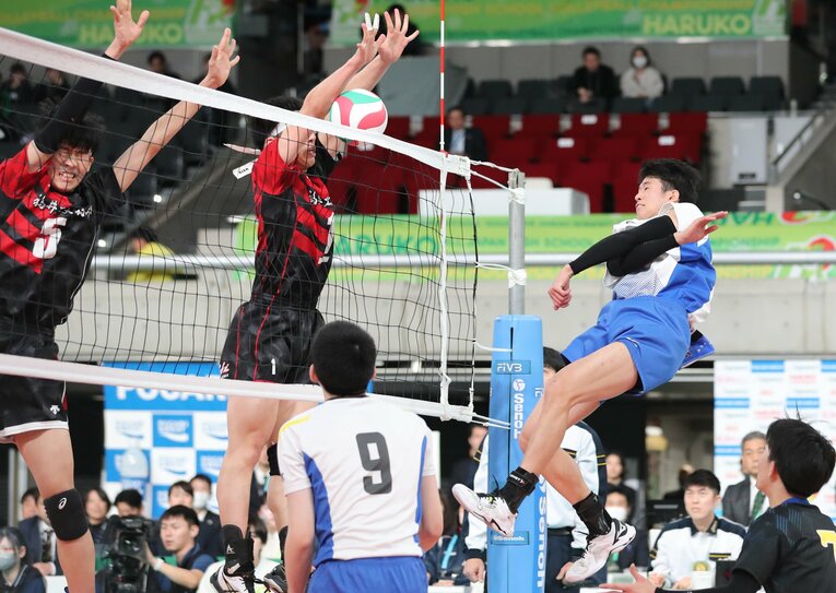 駿台学園・三宅雄大のスパイク　©︎JIJI PRESS