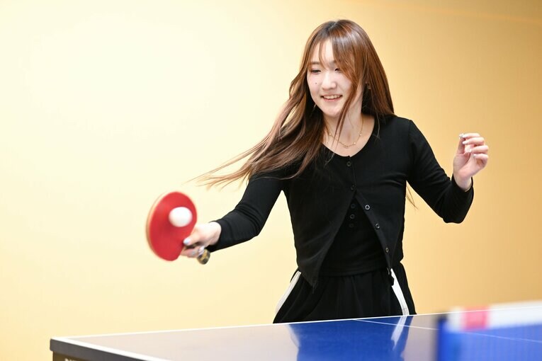 【連続写真】加藤美優、私服でフォアハンド!?　©Keiji Ishikawa