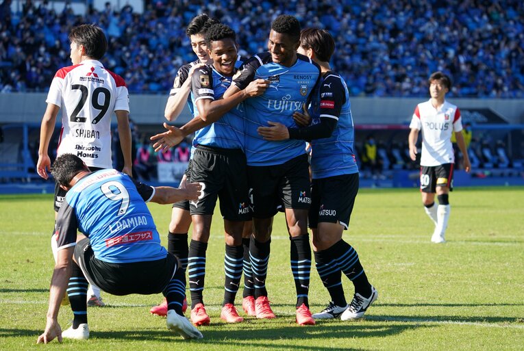 ジェジエウの一撃に喜ぶ川崎のメンバー　©Getty Images