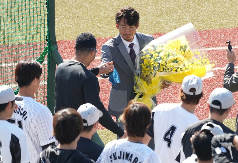 チームメイトに挨拶する鳥谷敬　©︎Sankei Shimbun