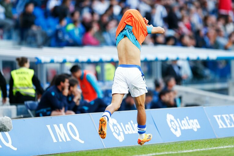 「クボはノルマル（普通）よ」辛口おばあちゃんにバルで遭遇も…カメラマンが撮った久保建英21歳の“軽快ドリブル＋母・祖母のような愛”(19)