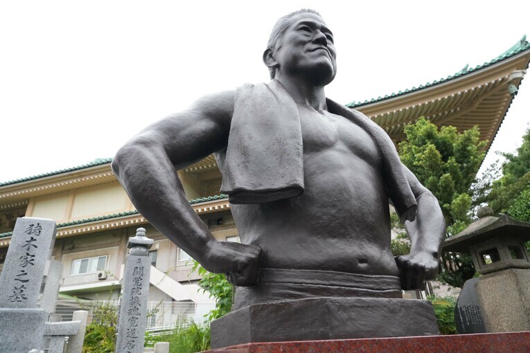 「アントニオ猪木之像」は銅分95％の燐青銅の高耐候特殊ブロンズ製。横浜市鶴見の總持寺の猪木家の墓に建っている