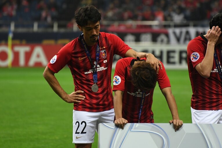 2019年のACL決勝でアル・ヒラルに敗れ、阿部勇樹に慰められる関根貴大