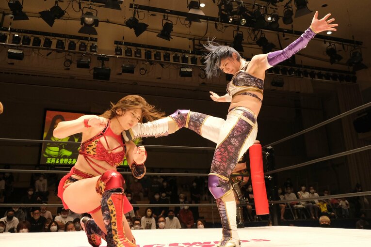 注目の新人・皇希の顔面蹴りを受ける青野未来