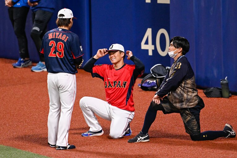 宮城に優しく話しかける山本由伸　©︎Nanae Suzuki