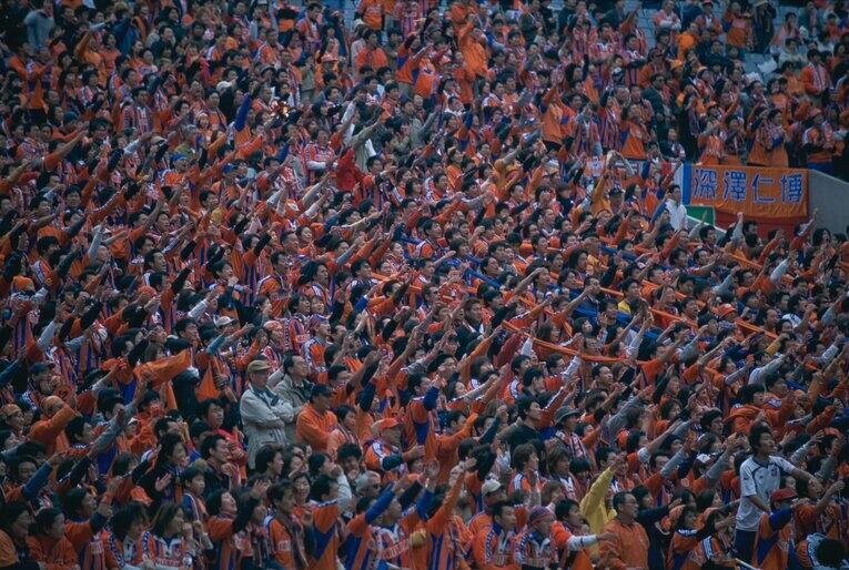 スタジアムをオレンジに染める新潟サポーター（2007年）©BUNGEI SHUNJU