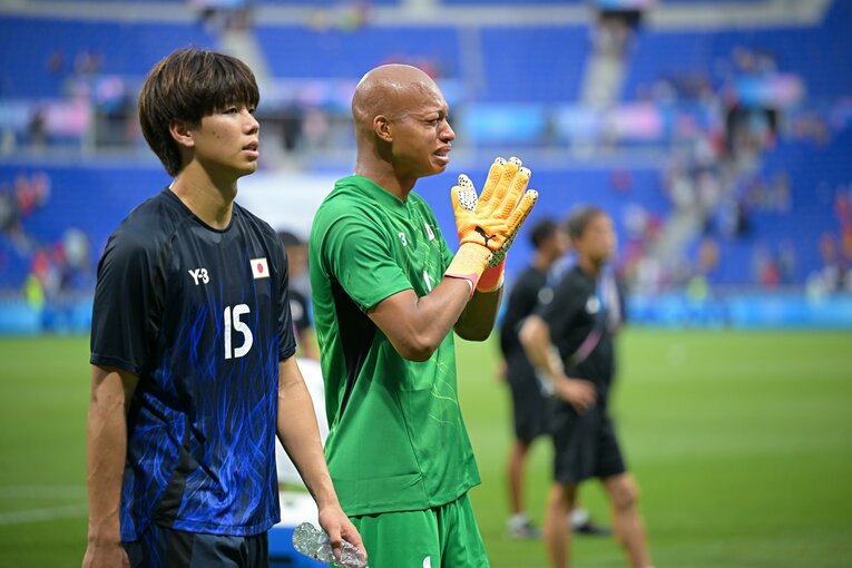 高井幸大と号泣する小久保玲央ブライアン　©Takuya Kaneko/JMPA