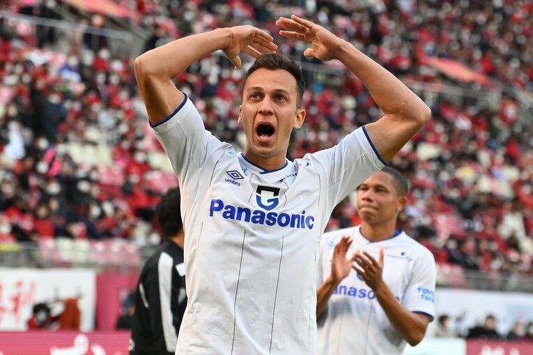 サポーターを煽るファン・アラーノ