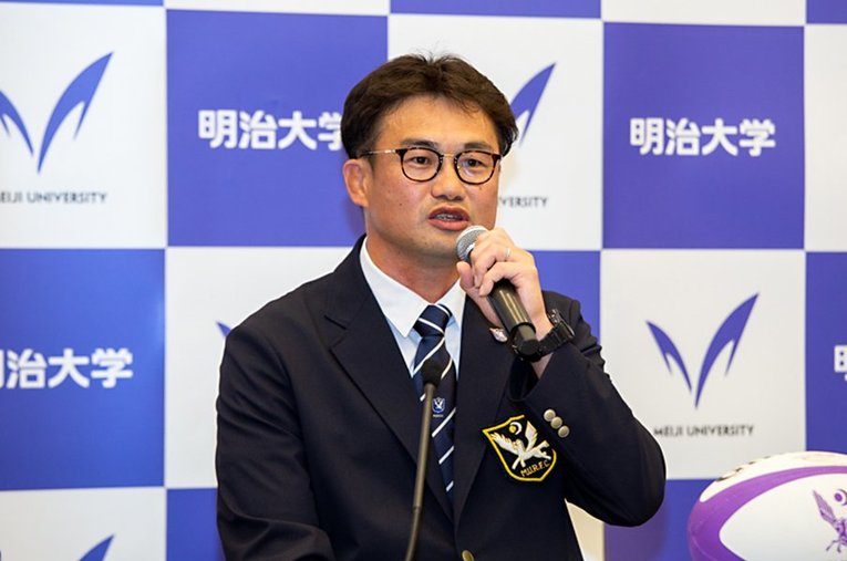 明大ラグビー部監督の就任会見で力強く抱負を語る神鳥裕之監督。現役時代はNo.8として大学日本一も経験している ／ photograph by Meiji University