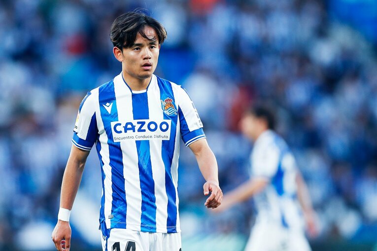 「クボはノルマル（普通）よ」辛口おばあちゃんにバルで遭遇も…カメラマンが撮った久保建英21歳の“軽快ドリブル＋母・祖母のような愛”(76)