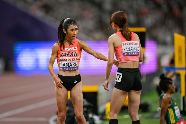 山本のゴールを迎えた田中との感動の抱擁の一部始終　©Nanae Suzuki