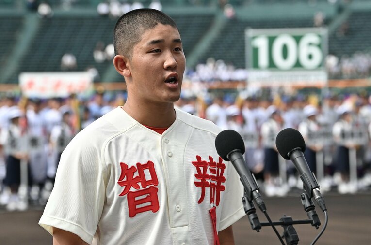 夏の甲子園で選手宣誓を行った智弁学園和歌山の辻旭陽主将。大会では微妙な判定も話題に　©JIJI PRESS