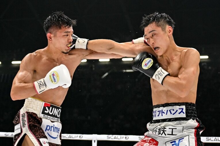 4ラウンド、中谷潤人の左と西田凌佑の右が交錯した瞬間。この時点で西田は右肩を痛めていた ／ photograph by Hiroaki Finito Yamaguchi