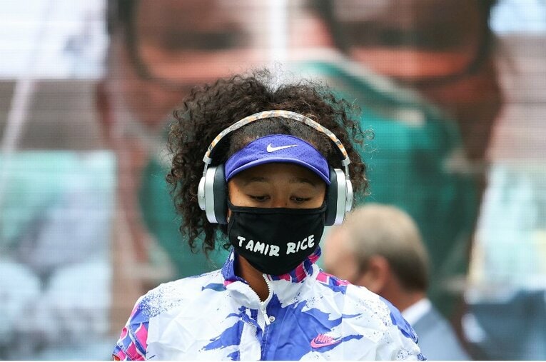 2014年に警察官に発砲され亡くなった、12歳の黒人少年タミル・ライス君の名前が入ったマスクを着けて会場に入った。 ／ photograph by Getty Images