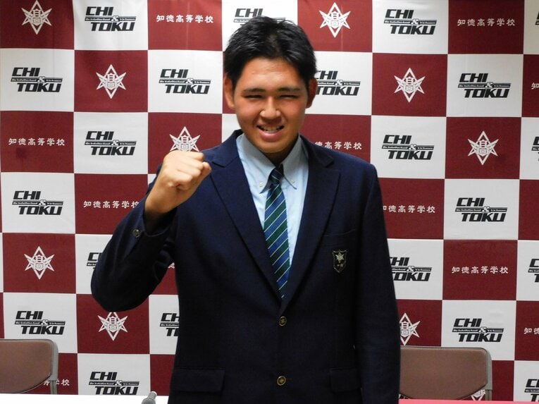 指名を受けて笑顔の小船　©Jun Aida