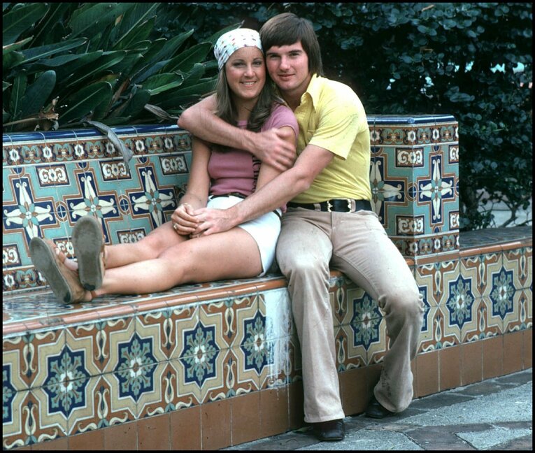 エバートが10歳の時に13歳のコナーズに出会い、1972年に初デート。交際に発展し、婚約中の1974年ウィンブルドンではそれぞれシングルスで優勝。チャンピオン同士が踊るダンスパーティーでは仲睦まじく踊る姿も目撃された。しかし同年秋に予定していた結婚式を突如延期、のちに婚約が破談となった　©Getty Images