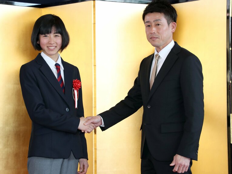今村聖奈（当時15歳）と、父で元騎手の今村康成さん。2019年4月2日、JRA競馬学校騎手課程38期生の入学式で【スワイプするとその他の写真もご覧になれます】©Sankei Shimbun