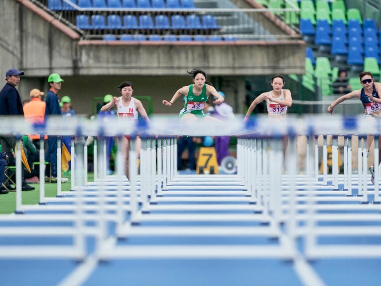 入学直後にもかかわらず学生個人選手権で見事なハードリングを披露した井上　©Yuki Suenaga