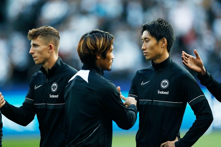 「“鎌田大地と守田英正が一緒に写った1枚”を狙いたいけど…」「長谷部誠はすでにコーチのように」CL日本人対決と“美しい夕焼け”撮影ウラ話(7)