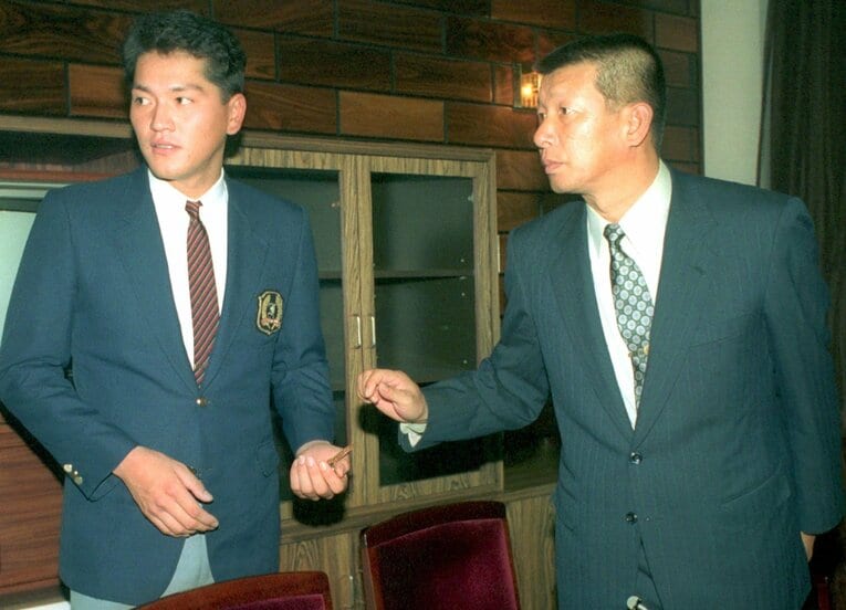 1989年、大洋にドラフト1位で入団会見する東北福祉大学・佐々木主浩投手と伊藤義博監督（当時）　©Sankei Shimbun