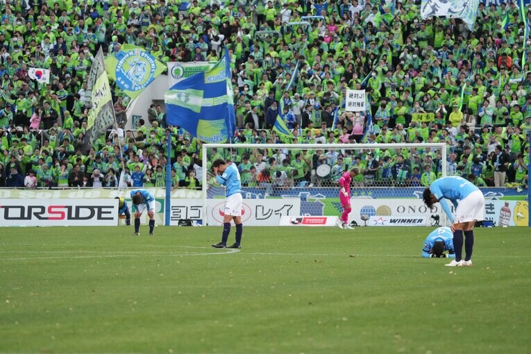 横浜FCは17位の柏レイソルと勝点3差で最終節へ。残留には得失点差「12」を逆転する必要があり、きわめて厳しい状況に追い込まれた　©Etsuo Hara/Getty Images