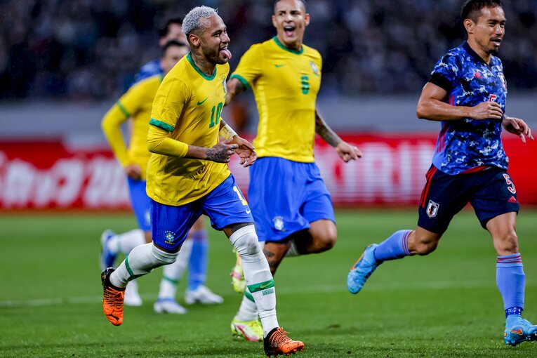 PKを決め、余裕の表情で舌を出すネイマール　©Kiichi Matsumoto/JMPA