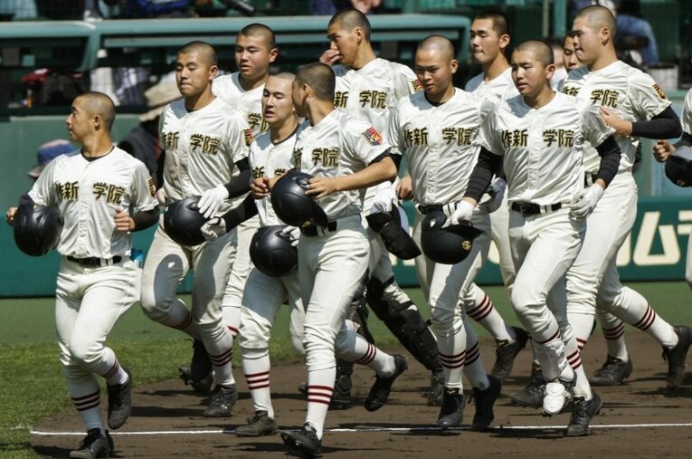 昨年「夏の県大会」連覇が途絶えた作新学院。すぐに帰ってこられた甲子園で、チームの結束力を全国に印象付けた ／ photograph by KYODO