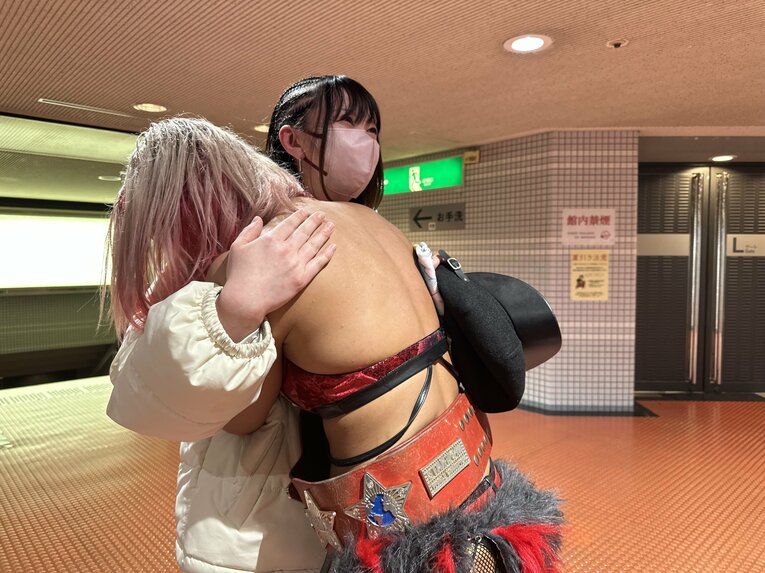 バックステージでテキーラ沙弥を見つけると、胸に飛び込んだジュリア