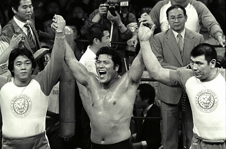 NWF王座を返上してIWGP制覇に乗り出したアントニオ猪木。左は長州力、右は坂口征二。（1981年4月23日、蔵前国技館） ／ photograph by Essei Hara