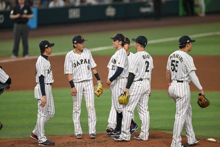 2番手として登板した隅田知一郎（西武）。2ランを浴び、1回途中2失点で能見コーチが降板を告げる　©Nanae Suzuki