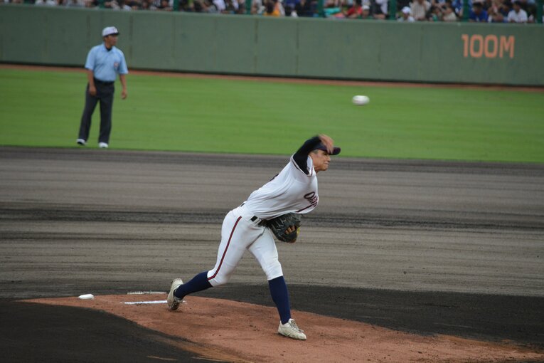 新垣有絃の投球フォーム（2枚目／全4枚） ©Takarin Matsunaga