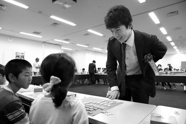 2017年の藤井聡太（当時14～15歳。全8枚中の8枚目）　©BUNGEISHUNJU